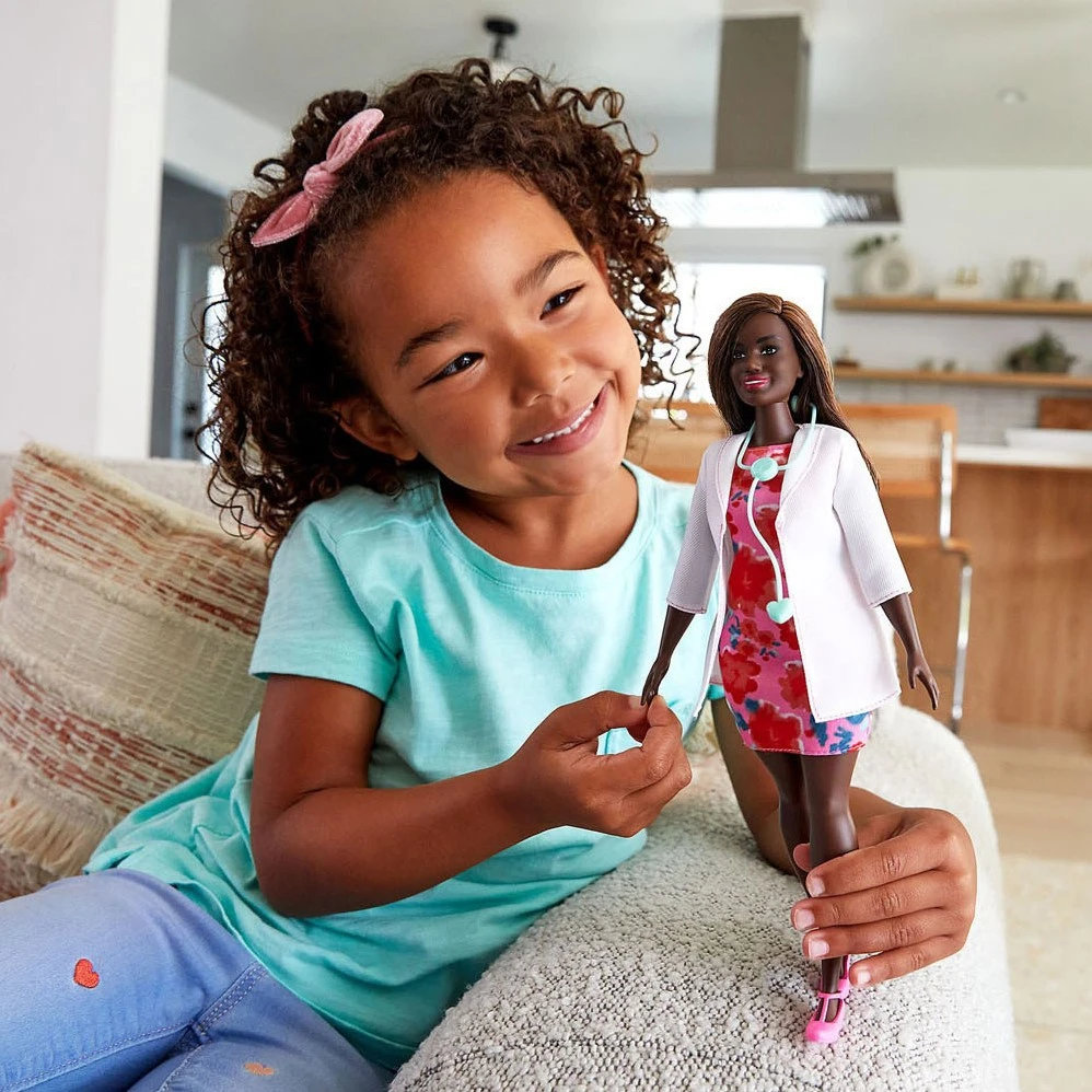 Barbie GYT29 - Ärztin Puppe (ca. 30 Cm), Brünettes Haar, Kurvige Form, Arztkittel, Bedrucktes Kleid, Stethoskop-Accessoire, Tolles Spielzeuggeschenk Für Kinder, Ab 3 Jahren – Bild 2
