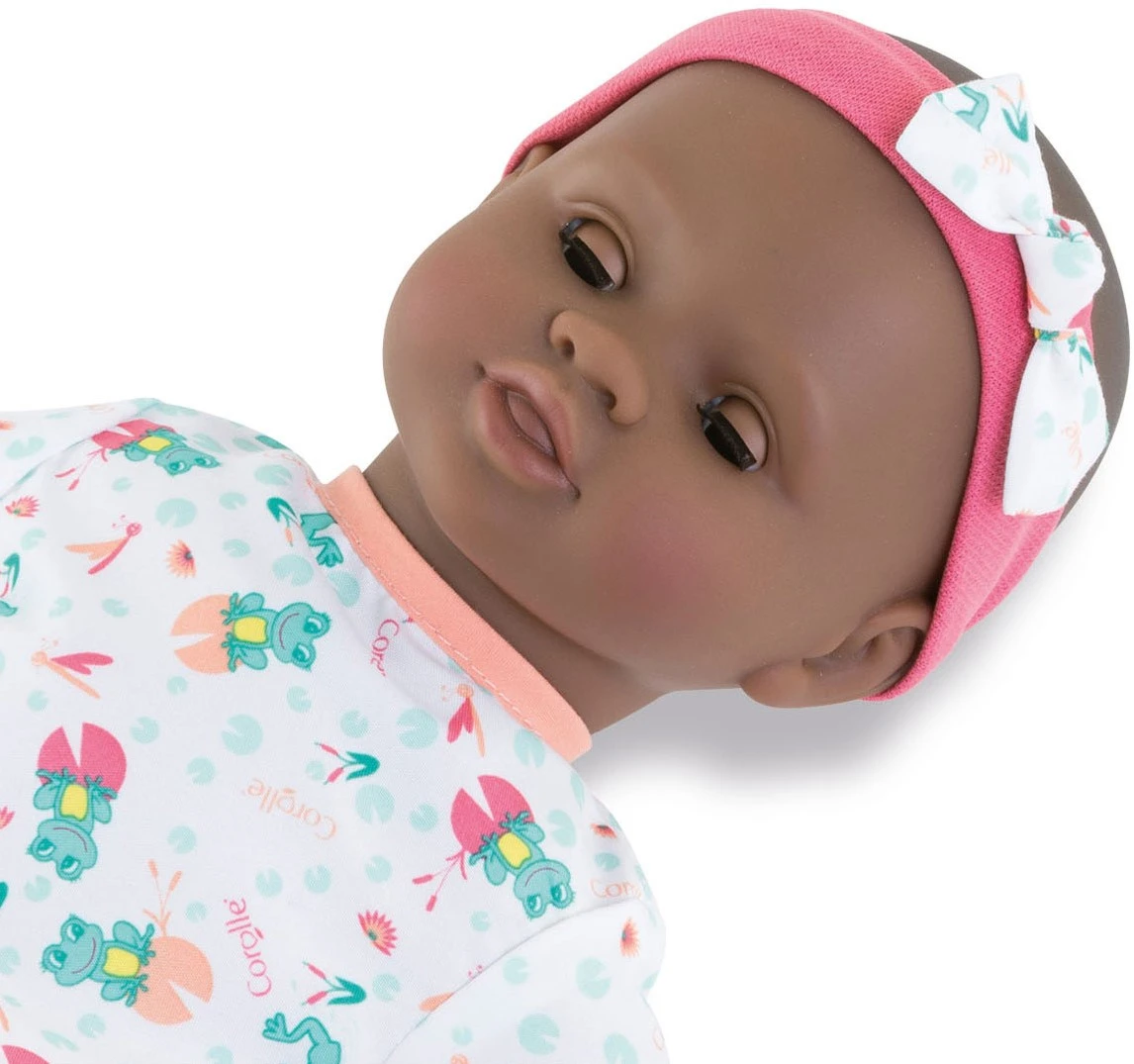 Corolle Mon Premier Poupon Badebaby Alyzee / Weichkörper-Badepuppe Mit Badetier / Schlafaugen / Vanilleduft / Abnehmbare Kleider / 30cm / Für Kinder Ab 18 Monaten Geeignet – Bild 3
