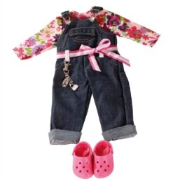 Götz 3402191 Kombination Denim Latzhose Charming - Set Puppenbekleidung Gr. XL - 6-teiliges Bekleidungs- Und Zubehörset Für Stehpuppen Von 45 - 50 Cm